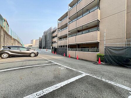 車の出し入れがしやすい平面駐車場です