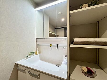 三面鏡付きの洗面台は毎日の身だしなみチェックに役立ちます
