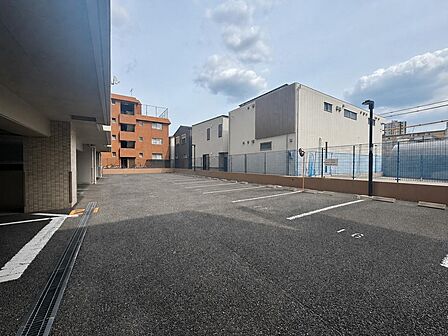 平置きの駐車場でお車の出し入れもスムーズ