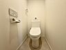 トイレ：温水洗浄便座と一体型のトイレです。TOTO製のリモコンパネルで細かい設定ができます