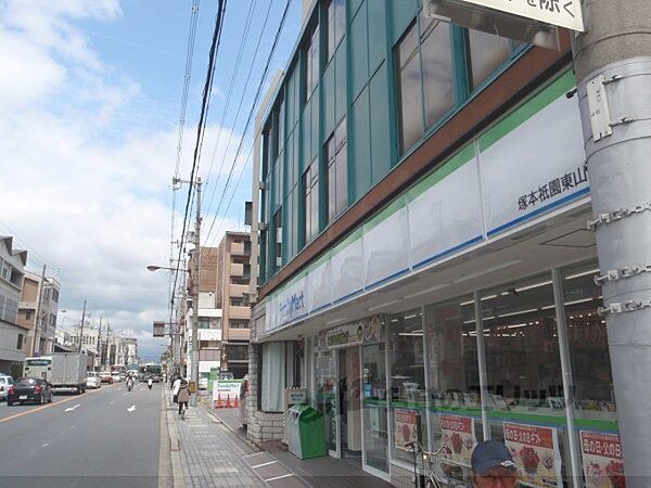 画像17:ファミリーマート　塚本祇園東山店まで240メートル