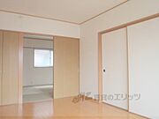 収納付きの6帖洋室です