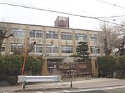 山階小学校まで230メートル