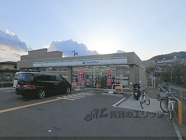ファミリーマート　伏見桃山東店まで550メートル