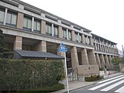 洛南高等学校まで870メートル