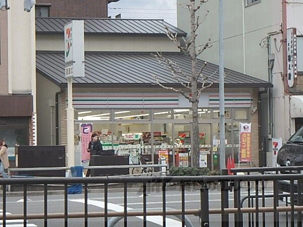 セブンイレブン　堀川丸太町店まで600メートル