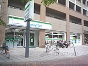 ファミリーマート　ＪＲ太秦駅前店まで230メートル