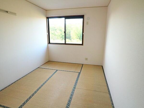 画像20:畳の上でゆっくりとくつろげる和室です