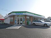 ファミリーマート(700m)