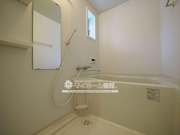 画像6:小窓付きで風通しの良い浴室