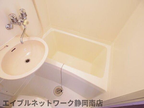 画像6:コンパクトで使いやすいお風呂です