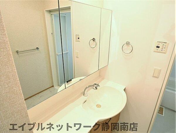 画像7:ワイドな鏡を備えた洗面化粧台♪ 