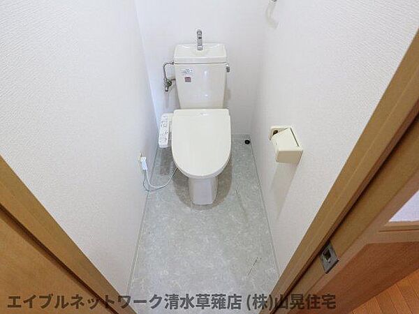 トイレ：落ち着いた色調のトイレです