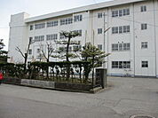 中学校「堀川中学校まで2000ｍ」