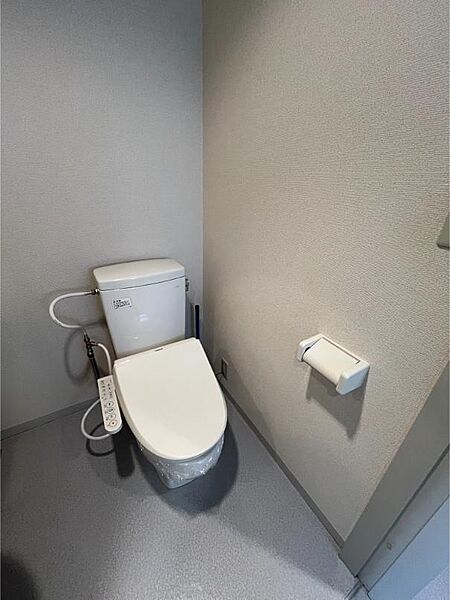 画像5:広々としたスペースのトイレは温水洗浄便座付きです。
