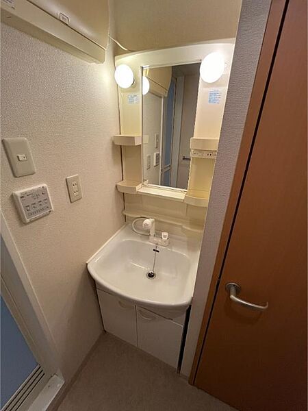 画像7:シャワー水栓付の洗面台に換装します（907号室の写真です）。