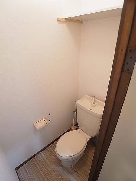 画像5:収納スペースのあるトイレ（203号室の写真です）