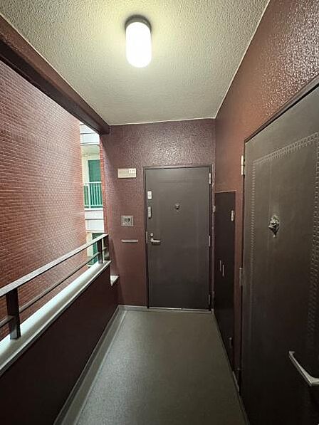 お部屋の玄関前の共用廊下部分です。雨風の影響を受けにくい仕様となっております♪