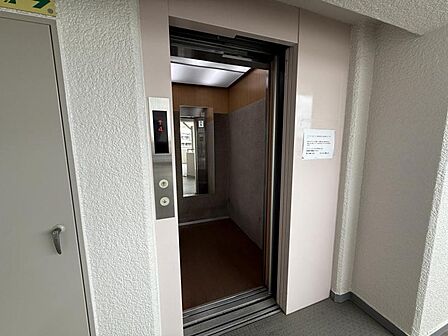 共用部に設置されているエレベーターです。車椅子やベビーカーでの移動、重い荷物がある際にも、各階へスムーズに移動することができます。