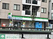 ファミリーマート 上馬交差点前店 徒歩5分。 330m