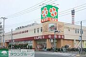 ライフ六町駅前店 徒歩8分。スーパー 570m
