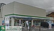 ファミリーマート 徒歩2分。コンビニ 130m