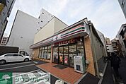 セブンイレブン 徒歩3分。コンビニ 240m