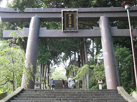 【伊豆山神社】神社まで車で約6分(約2.9km)、本宮まで車約5分(約1.5km)の距離にあります。