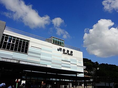 【熱海駅】熱海駅まで車で約12分(約5.2km)、最寄りバス停までは徒歩4分(約290m)です。