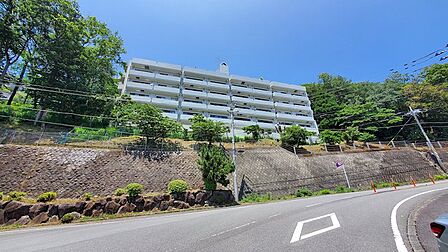 【外観】十国峠伊豆山線に佇む白い外観が目印です。全28戸のコンパクトレジデンス。