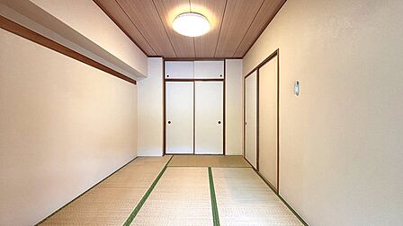 【和室】6畳の和室には収納として押入れがございます。