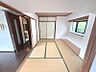 その他：リビングから繋がる和室。角部屋なので出窓がございます。