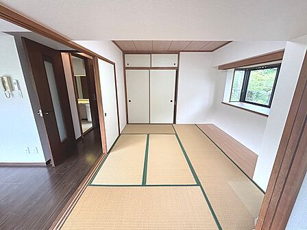 リビングから繋がる和室。角部屋なので出窓がございます。