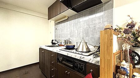 【キッチン】壁付けキッチンとなります。