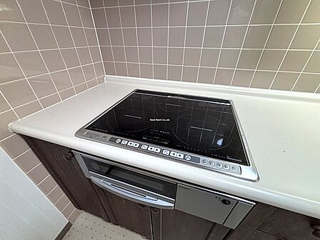 【キッチン】熱効率の良いIHクッキングヒーターを採用しております。