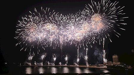 海面に映し出される花火の光景と相まって、迫力が倍増されます。