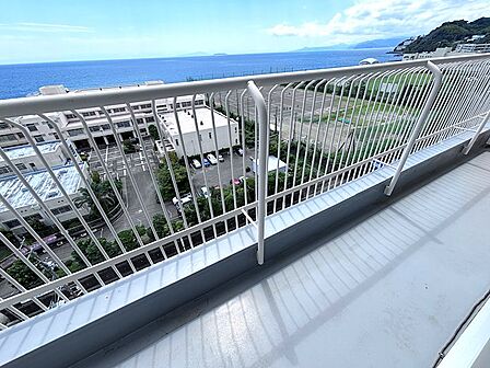 海の眺望が楽しめるバルコニーです。
