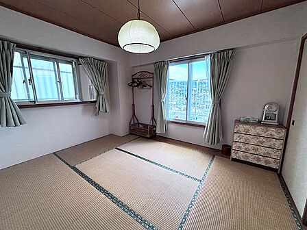 玄関左側に配置されている和室。角部屋ならではの2面採光です。