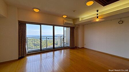 リビングダイニング：間接照明がお洒落な折り上げ天井やピクチャーレールが設置されております。