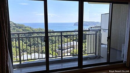 バルコニー：L字型です。真鶴の心地よい空気を感じられます。