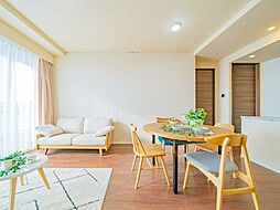 ◆エコカラット・ピクチャーレール◇リビング壁面は調湿・防臭にも優れたエコカラット貼り。ピクチャーも付設した明るいカラーがリビングのアクセントになっており、お洒落な空間を演出してくれます。