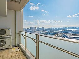 ◆ワイドスパンのバルコニー◇幅:約11m、奥行き:約2mのワイドスパンバルコニー。朝の澄んだ空気や、夕方に吹く清々しい風を感じられるバルコニーです。湾岸エリアの景色をお楽しみ下さい。