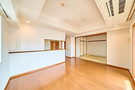 LDK(約14．5帖)陽光と開放感に包まれる角住戸です。