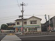 ファミリーマート　向日洛西口店まで900メートル