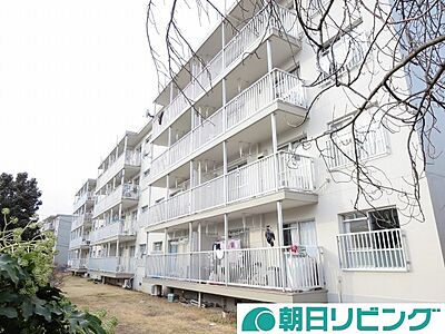 外観：竹山中央商店街やバス停・公園が近くに有ります