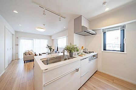 キッチン横にも窓があります。※室内の家具や調度品等は価格に含まれません。