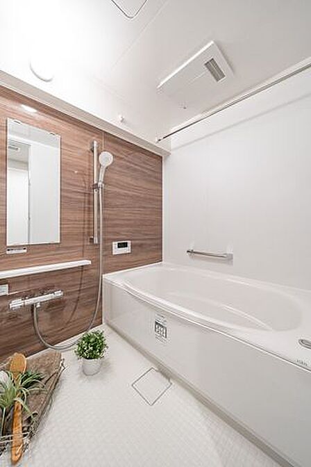 浴室は【1418サイズ】。一日の疲れをゆったりと癒せます。※室内の家具や調度品等は価格に含まれません。