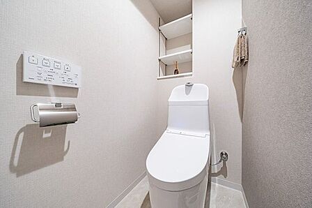 トイレは温水洗浄便座付です。※室内の家具や調度品等は価格に含まれません。
