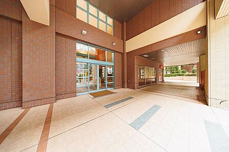 【エントランス】掃除の行き届いた綺麗なエントランス。管理体制良好です。