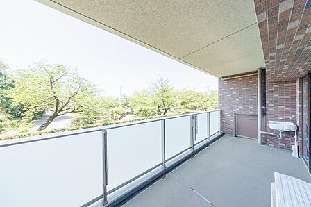 12.7平米超のバルコニー。お部屋からは豊かな緑が望めます。